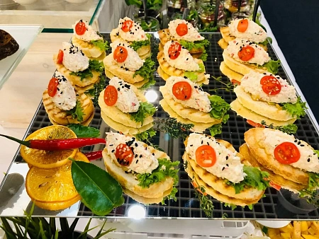 Фуршет на 8 марта в офисе компании АЕОН