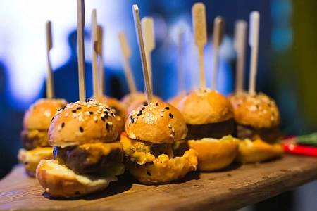 Корпоративный новогодний банкет в тематике «Нью-Йорк»