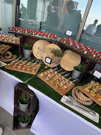 Фуршет и анимационные станции с ватой и мороженым для 150 персон R-Vision