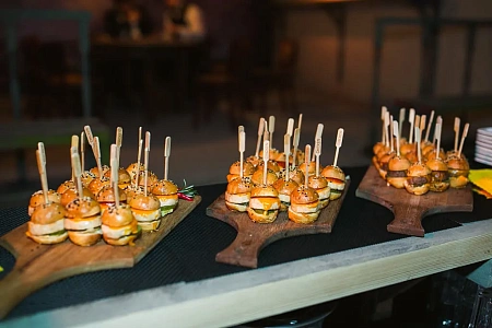 Корпоративный новогодний банкет в тематике «Нью-Йорк»