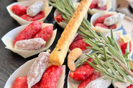 Фуршет на открытие салона на 300 персон