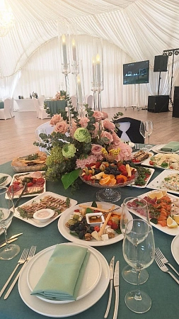 Свадебный банкет в шатре в Усадьбе Середниково на 44 персоны