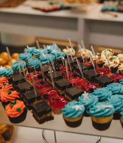 Новогодний кейтеринг на 2010 персон