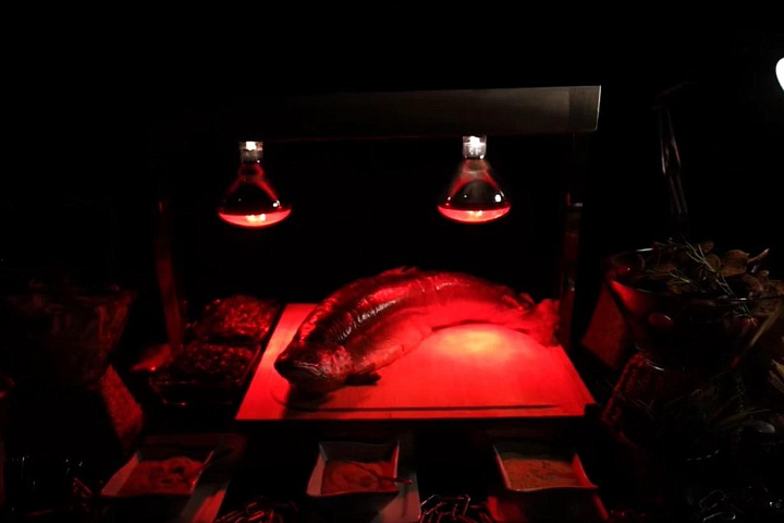 Станция с целиком запеченным лососем. Министерство Кейтеринг банкет фуршет мастер-класс