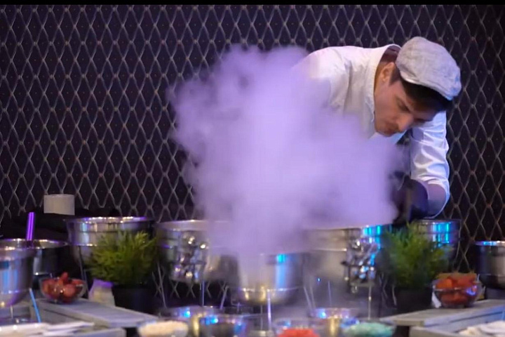 Кулинарная анимация по приготовлению азотного мороженого.