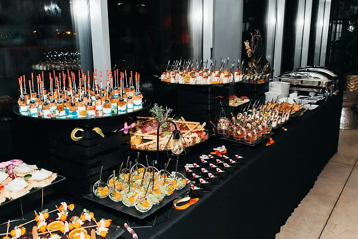 Выездной кейтеринг сервировка фуршетного стола для кофе-брейка на конференцию фото 6